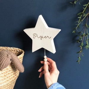 Nombre de estrella musical de madera colgante de pared / caja de música de cuerda de tracción / regalo de nuevo bebé o bautizo / roble macizo grabado / envío a todo el mundo