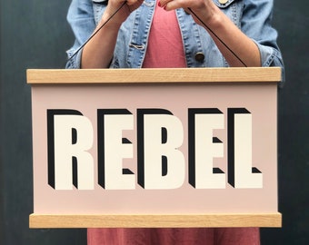 REBEL Hanging Poster Print en yeso rosa