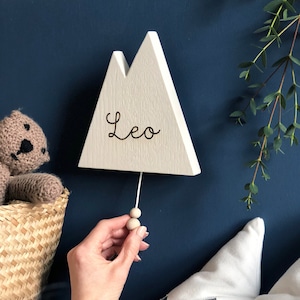 Mur en bois de nom de montagne musicale suspendu | Boîte à musique à cordes à tirer | Nouveau bébé ou cadeau de baptême | Chêne massif gravé | Livraison internationale
