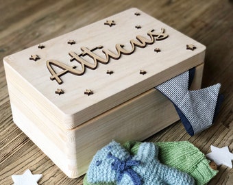 Caja de recuerdo personalizada con nombre en relieve / Caja de recuerdo para niños pequeños / Caja de madera grabada con láser / Regalo nuevo para bebés o regalo de bautizo / Envío int