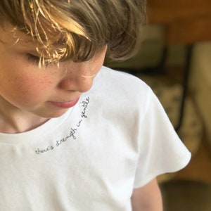 Dziecięca biała koszulka z subtelnym napisem | Dziecięca koszulka z napisem | Bluzki z nadrukami | Bawełna organiczna | Koszulki unisex