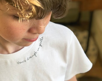 Camiseta blanca sutil para niños / Camiseta de lema para niños / Tops de personalidad / Algodón orgánico / Camiseta unisex