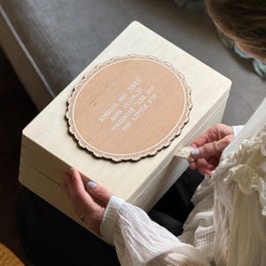 Caja de recuerdos personalizada con encaje para bebé (envío internacional)