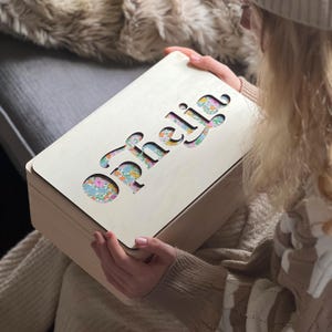 Caja de madera con nombre y tela para recuerdos / Caja de madera cortada con láser / Regalo para un bebé recién nacido o un regalo de bautizo o caja de Nochebuena / Envío internacional