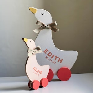 Houten gans Decoratie babynaam en datum / trekgans / geboortedecoratie baby / babycadeau