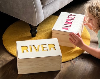 Caja de recuerdo de nombre de madera / Caja de recuerdo para niños pequeños / Caja de madera cortada con láser / Nuevo regalo para bebé o regalo de bautizo / Envío internacional