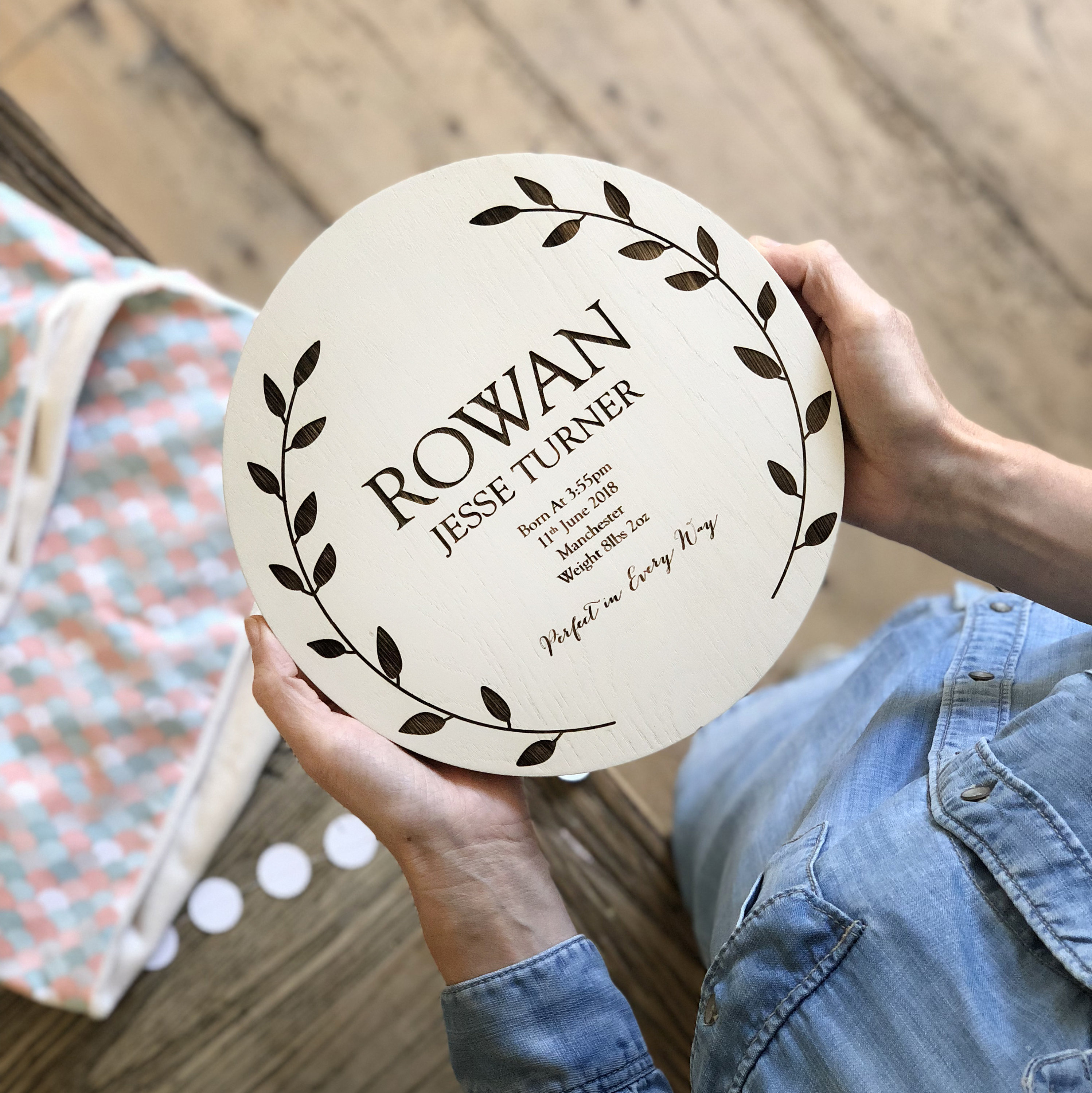 Chêne Gravé Couronne Bébé Wall Plaque | Nouveau ou Cadeau de Baptême Gravé Au Laser Chêne Faire-Part