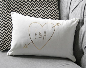 Personalisierte Gold Initialen Cupid Kissen | Hochzeitsgeschenk | Jubiläumsgeschenk | Neues Zuhause | Baumwolle | Typografie | Weltweiter Versand