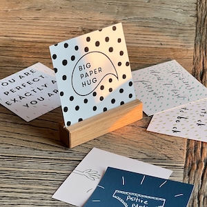 Set de regalo de mini impresiones motivacionales de amor propio con soporte de roble