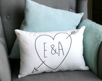 Coussin Cupid Initials personnalisé (en anglais seulement) Cadeau de mariage Cadeau d’anniversaire Nouvelle Maison (New Home) Press de chaleur Coton Typographie ( Expédition dans le monde entier (en anglais seulement)