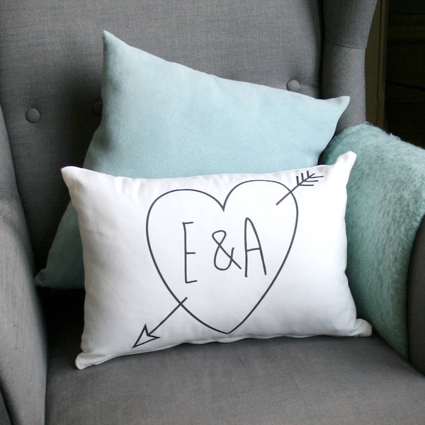 Cuscino Cupido con iniziali personalizzate / Regalo di nozze / Regalo anniversario / Nuova casa / Termopressa / Cotone / Tipografia / Spedizione in tutto il mondo /