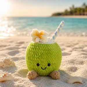 Peut inclure: Une peluche crochetée en forme de noix de coco avec un corps rond vert vif, un sommet blanc orné d'une fleur au cœur jaune, une paille rayée bleue et blanche et deux petits pieds beiges. Elle possède deux yeux noirs et un sourire brodé.