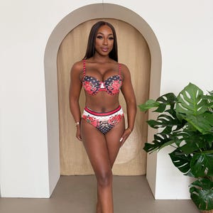 Romantic Retro Rose Print High-Waisted Resort Bikini Set with Polka Dot Detail – Feminine Flattering