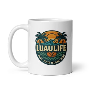 Puede incluir: Taza de cerámica blanca con un diseño circular colorido. El diseño incluye palmeras, olas y el texto "LUAULIFE" con la frase "Fuel Your Island Vibe".
