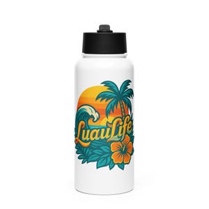 Puede incluir: Botella de agua blanca con tapa negra. Presenta un diseño tropical con un atardecer, palmera, ola y flor de hibisco, con el texto "Luau Life" en naranja y amarillo.