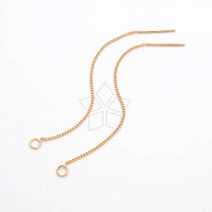 Puede incluir: Dos extensores de pendientes de cadena dorada con pequeños anillos de salto en los extremos. Los extensores están hechos de una cadena delicada y miden aproximadamente 5 cm de largo.