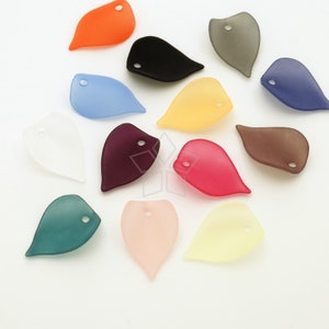 Può includere: Assortimento di 12 ciondoli in plastica a forma di foglia colorati con un foro nella parte superiore. I ciondoli sono di vari colori, tra cui rosso, arancione, giallo, verde, blu, viola, marrone e nero.