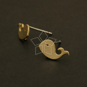 Puede incluir: Un par de pendientes de oro en forma de ballena. Los pendientes están hechos de metal y tienen un diseño sencillo.
