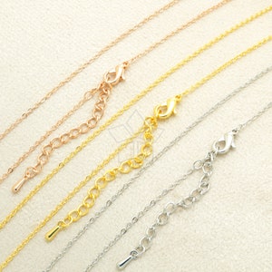 Op de afbeelding: Vijf verschillende kettingsoorten in zilver, goud en roségoud. Elke ketting heeft een karabijn sluiting.