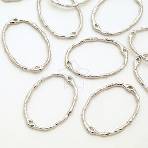 PD-2962-OR / 2 st - Trästrukturerad oval koppling i sidled, hänge med öppen ellipslänk, försilvrad över mässing / 20 mm x 29 mm