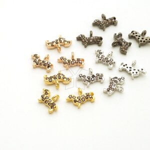 Può includere: Assortimento di piccoli ciondoli animali scintillanti in metallo dorato, argentato e nero. Ogni ciondolo è decorato con minuscoli strass trasparenti.