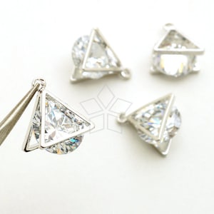 Puede incluir: Cuatro colgantes de plata de forma triangular con piedras de cristal transparentes. Los colgantes tienen un bucle en la parte superior para sujetarlos a una cadena o cordón.