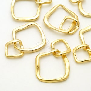 Peut inclure: Composants de bijoux en métal doré avec un design carré lié. Les composants ont une surface texturée et sont disposés sur un fond blanc. Convient à la création de colliers, bracelets ou boucles d'oreilles.