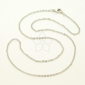 Puede incluir: Un collar de cadena de plata con cierre de langosta.