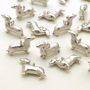 PD-2815-MS / 2 Stück - Winzige Dackel Charms, Hunde Anhänger, 3D Tier Anhänger, Matt versilbert über Messing / 16 mm x 10 mm