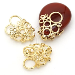 Puede incluir: Tres baúles de colgante de metal dorado con un diseño circular calado. Los baúles están diseñados para sujetar un colgante o un amuleto.