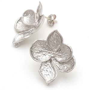 SI-117-MS / 2 st - Örhängen med tropiska blommor i full blom, matt silverpläterade över tenn, 925 sterlingsilverstolpe / 21 mm x 23 mm