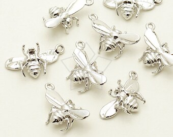 Puede incluir: Un conjunto de ocho abalorios de abeja plateados con un bucle para sujetar a joyas u otras manualidades.