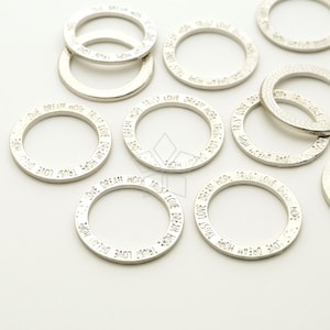 PD-2965-MS / 2 unidades - Pingente de círculo de anel de carta, pingente de confiança de esperança de sonho de amor, banhado a prata fosca sobre latão / 20 mm