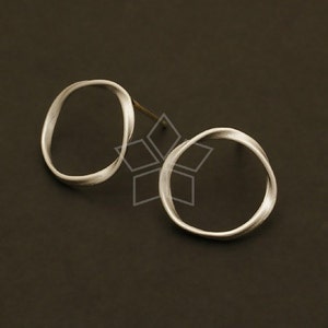 Op de afbeelding: Een paar zilveren oorbellen met een eenvoudig, modern ontwerp. Elke oorbel heeft een gedraaide, ovale ring.