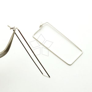 Op de afbeelding: Twee zilveren rechthoekige oorringen. De oorringen zijn open en klaar om te dragen.