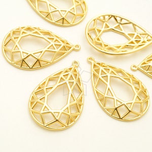 Puede incluir: Cinco colgantes de metal de color dorado en forma de lágrima con un diseño geométrico. Los colgantes tienen un agujero en la parte superior para sujetarlos a joyas.