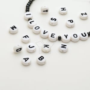 AR-212-WT / 10 piezas - Cuentas con letras del alfabeto, cuentas acrílicas redondas blancas de 7 mm con letras negras, cuentas con letras de la A a la Z, cuentas con el nombre Love / 7 mm