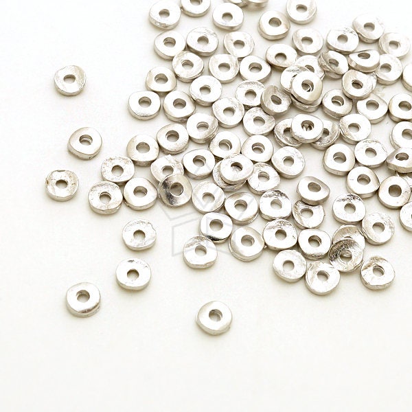 AC-081-MS / 20 pcs - Minuscule entretoise ronde courbée, perles d’espacement de disque texturées, étain plaqué argent mat / 3.5mm