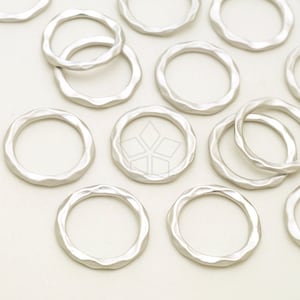 AC-016-MS / 4 Pcs - Hammered Circle Ring Pendant, Round Circle Link Connector Charm, Matte Silver Plated Pewter / 14mm