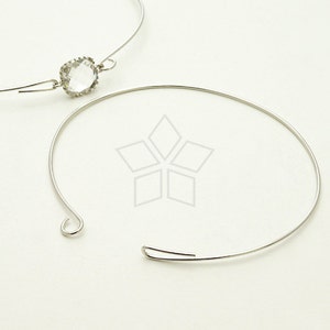 Könnte beinhalten: Eine silberne Choker-Kette mit einem klaren Kristall-Anhänger.