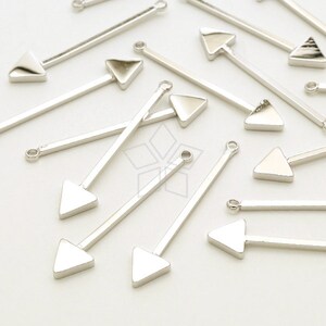 May include: Silver arrowhead charms with a simple triangle design. The charms are attached to a thin silver rod. These charms are perfect for adding a touch of modern style to jewelry or crafts.