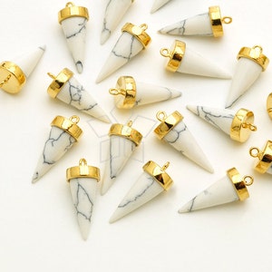 PD-1731-GD / 2 pezzi - Ciondolo pendolo a cono sottile, ciondolo con pietra preziosa Howlite bianca, placcato in oro su cauzione in ottone / 6 mm x 14 mm