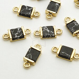 Pode incluir: Encantos quadrados de mármore preto e branco com laços de metal dourado. Estes encantos são perfeitos para adicionar um toque de elegância aos projetos de fabricação de joias.
