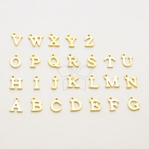 IN-825-GD / 2 piezas - Accesos colgantes de letras modernas, colgante inicial del alfabeto, mayúsculas, elegir letra, latón chapado en oro / 5 mm