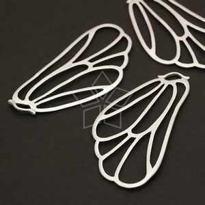 Peut inclure: Une paire de boucles d'oreilles en argent avec un délicat motif de papillon. Les boucles d'oreilles sont en métal et ont un design découpé.