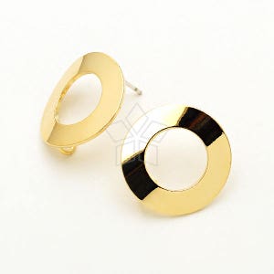 Puede incluir: Un par de pendientes de color dorado con un diseño circular simple. Los pendientes están hechos de metal y tienen un acabado liso y pulido.