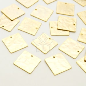 PD-2439-MG / 2 st - Platt, tunn, rektangulär hänge i form av en plåt. Hamrat, fyrkantigt hänge, mattförgyllt över mässing / 15 mm x 15 mm