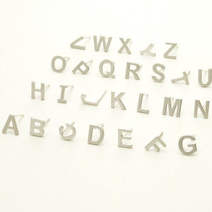IE-001-MS / 2 piezas - Pendientes iniciales de tachuelas, pendientes de carta, letra mayúscula, mayúsculas, chapado en plata mate, con poste de plata esterlina .925
