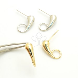 Op de afbeelding: Vier oorringbevestigingen, twee goud en twee zilver. De bevestigingen zijn traanvormig met een kleine lus aan de onderkant. De bevestigingen hebben een pen om aan een oorring te bevestigen.