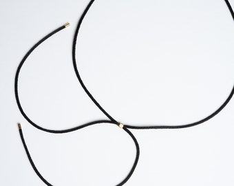 WR65/1 st: zwarte gladde zachte zijdesatijnen koordketting met metalen kraalschuiver, verstelbare lengte kettingbeslag / 2,2 mm dikte